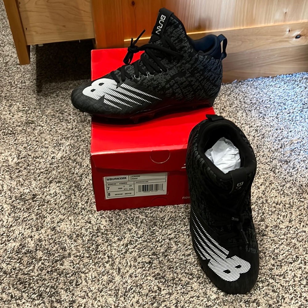 NEW NEW BALANCE CLEATS